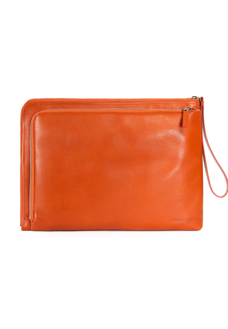 Oranje leren clutch met een gladde textuur, voorzien van een voorzak met rits en een zijpolsband. Eenvoudig, rechthoekig ontwerp.