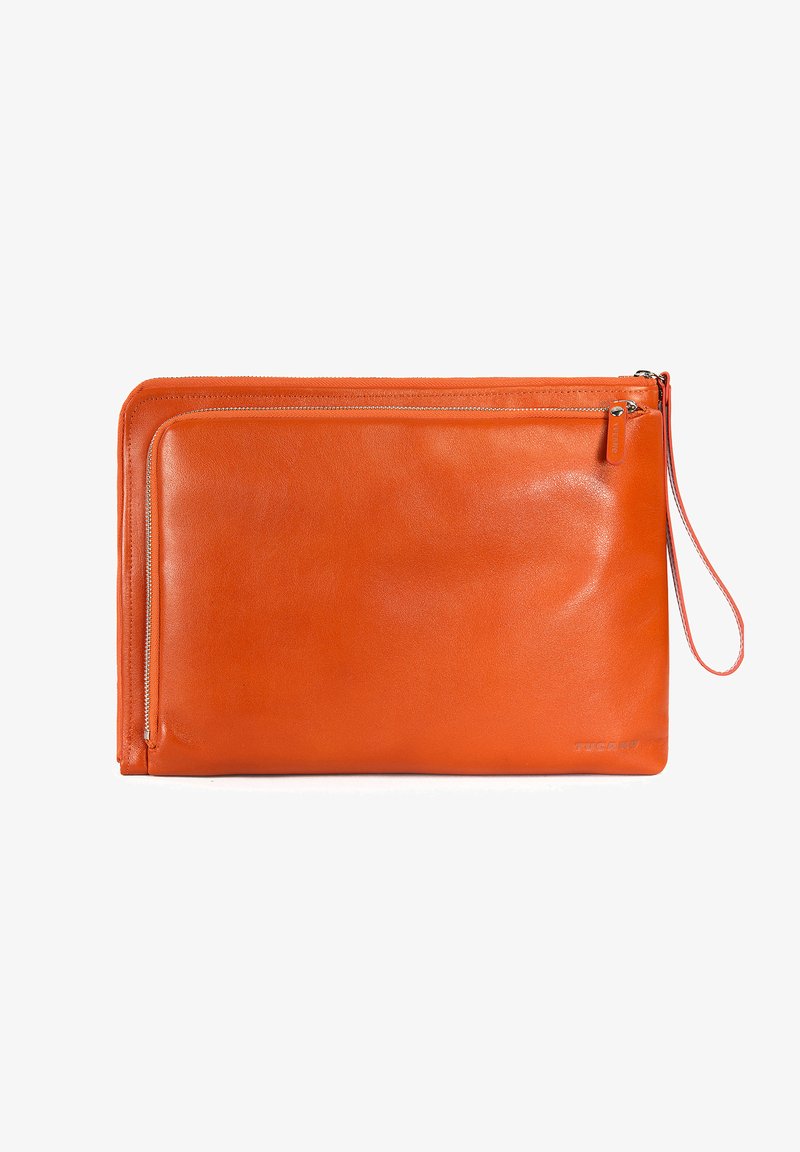 Oranje leren clutch met een gladde textuur, voorzien van een voorzak met rits en een zijpolsband. Eenvoudig, rechthoekig ontwerp.
