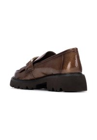 Mocasines de charol marrón con suela negra gruesa y hardware dorado. Punta redondeada y textura suave con diseño de fácil calzado.