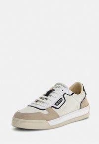 Sneaker bianco e beige con tomaia in pelle liscia, dettagli in suede, logo nero, design con lacci e una spessa suola in gomma bianca.