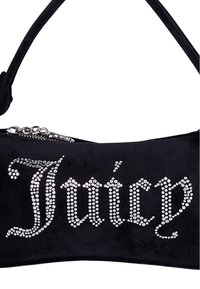 Μαύρη βελούδινη τσάντα χειρός με ασημί ρινοστόν που γράφει "Juicy" με περίτεχνη γοτθική γραμματοσειρά και κοντό λουρί ώμου.