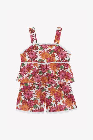 Cvjetni kombinezon s višeslojnim peplum dizajnom, ružičasto-narančasti cvjetovi na bijeloj podlozi, podesive naramenice, valoviti rubovi.