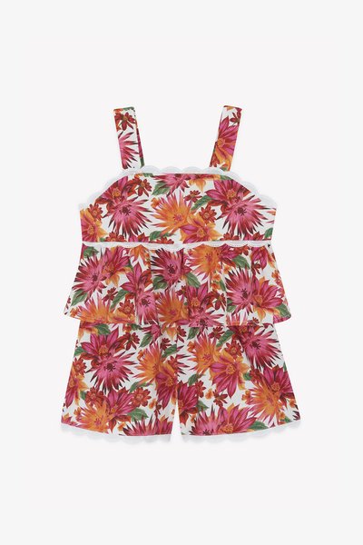 Φλοράλ ολόσωμη φόρμα με στρωματοποιημένο σχέδιο πεπλούμ, ροζ και πορτοκαλί λουλούδια σε λευκό φόντο, ρυθμιζόμενοι ιμάντες, κυματιστές άκρες.