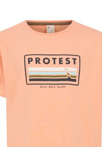 Korte mouwen t-shirt in licht perzik met een rechthoekige grafiek. Bevat de tekst "PROTEST" en "SUN SEA SURF", met golvende lijntjespatronen in teal en bruin.