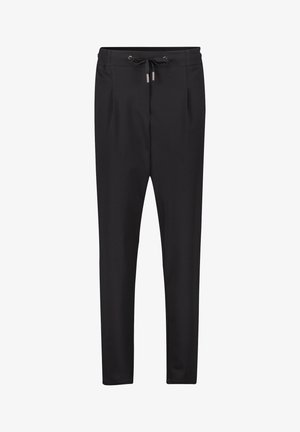 Czarne spodnie dresowe wykonane z miękkiego, elastycznego materiału, z elastycznym pasem ze sznurkiem oraz bocznymi kieszeniami. Gładka tekstura.