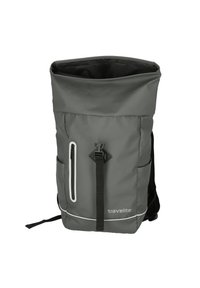 Grauer Rolltop-Rucksack aus wasserdichtem Material. Verfügt über eine vordere Reißverschlusstasche, verstellbare Träger und weiße Akzentdetails.