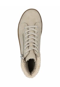 Baskets montantes en daim beige avec des lacets et une fermeture éclair sur le côté, dotées d'un col doux et duveteux et d'une semelle en caoutchouc texturé.