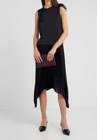 Furla Clutch - berry