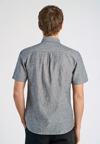 Kortearmige shirt in grijs en witte strepen, met een grote kraag, rugplooidetail en zachttextuurdesign.
