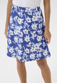 Fustă florală în albastru și alb, cu un material texturat, talie elastică și un design până la genunchi cu o formă evazată.