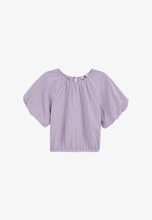 Šviesiai alyvinė trumpomis rankovėmis palaidinė su laisvomis pūstomis rankovėmis, apvalia iškirpte, subtiliu tekstūruotu raštu ir sagomis gale.