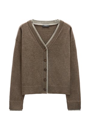 Brązowy sweter z dzianiny z dekoltem w serek, prążkowanymi brzegami i jasnoszarymi akcentami. Guziki na przodzie mają gładkie wykończenie.