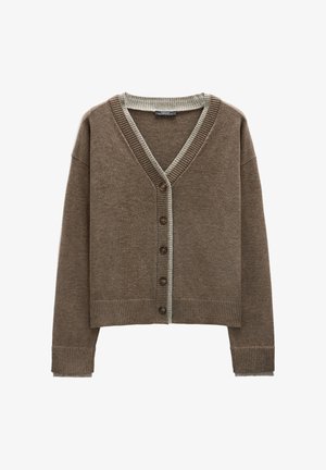 Brązowy sweter z dzianiny z dekoltem w serek, prążkowanymi brzegami i jasnoszarymi akcentami. Guziki na przodzie mają gładkie wykończenie.