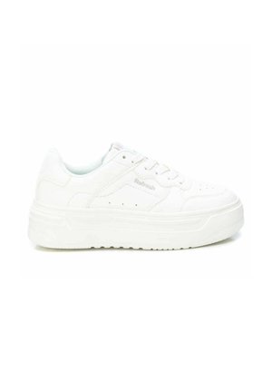 Zapatilla blanca de plataforma con cordones y detalles perforados, vista lateral que muestra el nombre de la marca "Refresh" en la parte superior.