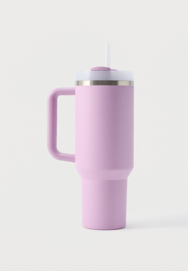 Taza de viaje alta rosa mate con asa, tapa transparente y pajita blanca sobre fondo blanco.