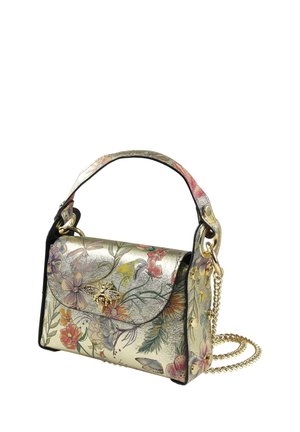 Kleine metalen gouden handtas met kleurrijke bloemenprint, bij-vormige sluiting, kort handvat en gouden kettenschouderband op witte achtergrond.