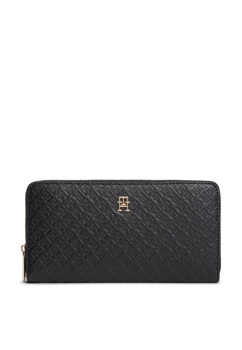 Μαύρο πορτοφόλι από δέρμα με υφή, χρυσό λογότυπο από μεταλλικά στοιχεία και φερμουάρ, προσφέροντας ένα κομψό και λειτουργικό σχέδιο.