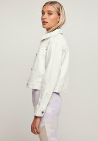 Urban Classics LADIES SHORT BOXY WORKER JACKET - Chaqueta vaquera - white