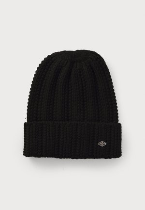 Bonnet en tricot noir avec une texture à côtes, équipé d'un revers. Petite étiquette en métal sur le côté.