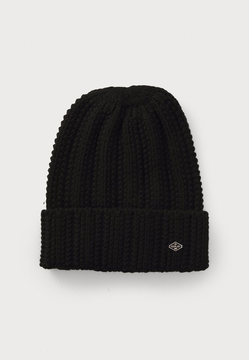 Zwarte gebreide beanie met ribbelstructuur, voorzien van een omgeslagen manschet. Klein metalen logo label aan de zijkant.
