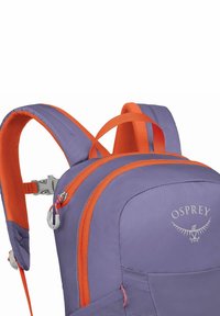 Sac à dos violet avec des accents orange, bretelles rembourrées et un logo. Comprend plusieurs poches zippées et un design en tissu texturé.