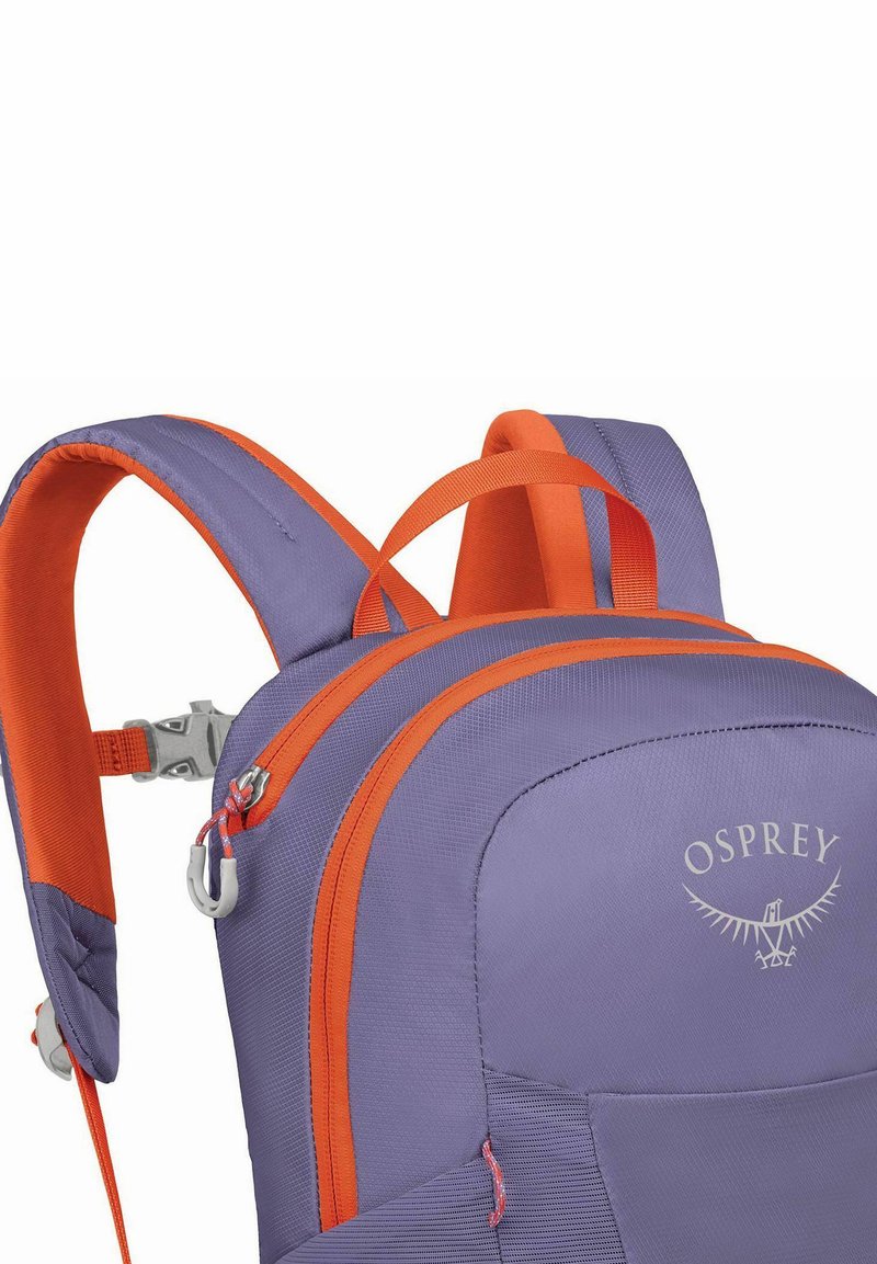 Zaino viola con dettagli arancioni, spallacci imbottiti e un logo. Presenta diverse tasche con zip e un design in tessuto testurizzato.