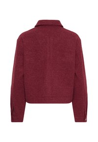 Veste bordeaux à manches longues avec col, poignets boutonnés et ourlet droit vue de dos sur fond blanc.