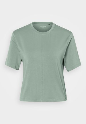 Tricou verde salvie cu mâneci scurte, guler rotund, detaliu cu cusătură centrală și croială lejeră pe un fundal alb simplu.