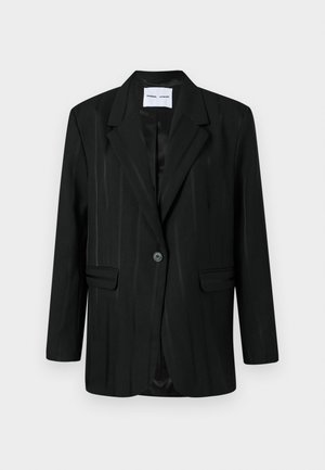 Sort blazer i lidt struktureret stof med enkelt knappelukning, spidse klapper og to forlommer. Lodrette nålestriber er synlige.