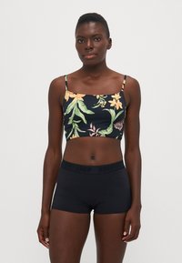 Schwarzes Crop-Top mit buntem Blumenmuster, featuring dünne Träger und einen quadratischen Ausschnitt, kombiniert mit schwarzen Shorts mit Logo-Bund.