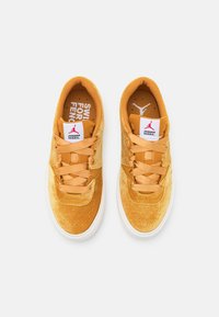 Gula mockasinsneakers med rund tå, perforerad detaljer, platta snören och vit gummisula. Logotyper på tungan och hälen.