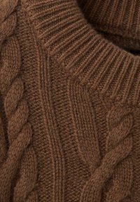 Maglione marrone lavorato a maglia con un motivo a trecce testurizzato e colletto a coste. Il materiale sembra spesso e caldo, ideale per i climi più freddi.