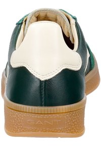 Leather sneakers in dark green with cream accents. Rounded heel, textured rubber sole, and stitched detailing. Label: GANT.