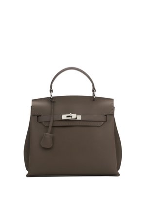 Brązowa skórzana torebka z górnym uchwytem, przednią klapką zabezpieczoną srebrnym zapięciem oraz zawieszoną osłoną na klucz.