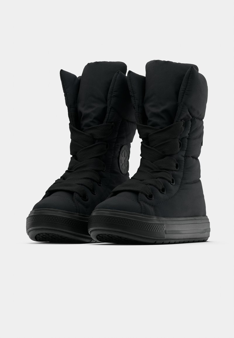 Schwarze gepolsterte Winterstiefel mit hohem Schaft, strukturiertem Material, runder Zehenform und flacher Gummisohle. Mit schwarzen Schnürsenkeln und Logo-Detail.