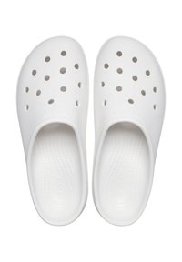 Sabots blancs en matériau léger, dotés de plusieurs trous de ventilation, d'une surface lisse et d'une semelle intérieure texturée pour le confort.