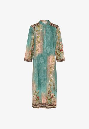 Turkis blomstret kjole med mandarin krave, ærmer til trekvart, knaplukning og dekorativt bånd langs kanten og manchetterne.
