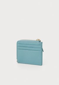 Gaiši zils ādas maciņš ar tekstūru, kas ietver trīs kartes slots un kabatu ar rāvējslēdzēju, kompakts taisnstūra formā.