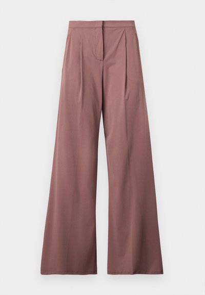 Pantaloni a gamba larga di un rosa tenue, realizzati in tessuto liscio con pieghe frontali e una sola tasca laterale. Design semplice ed elegante.