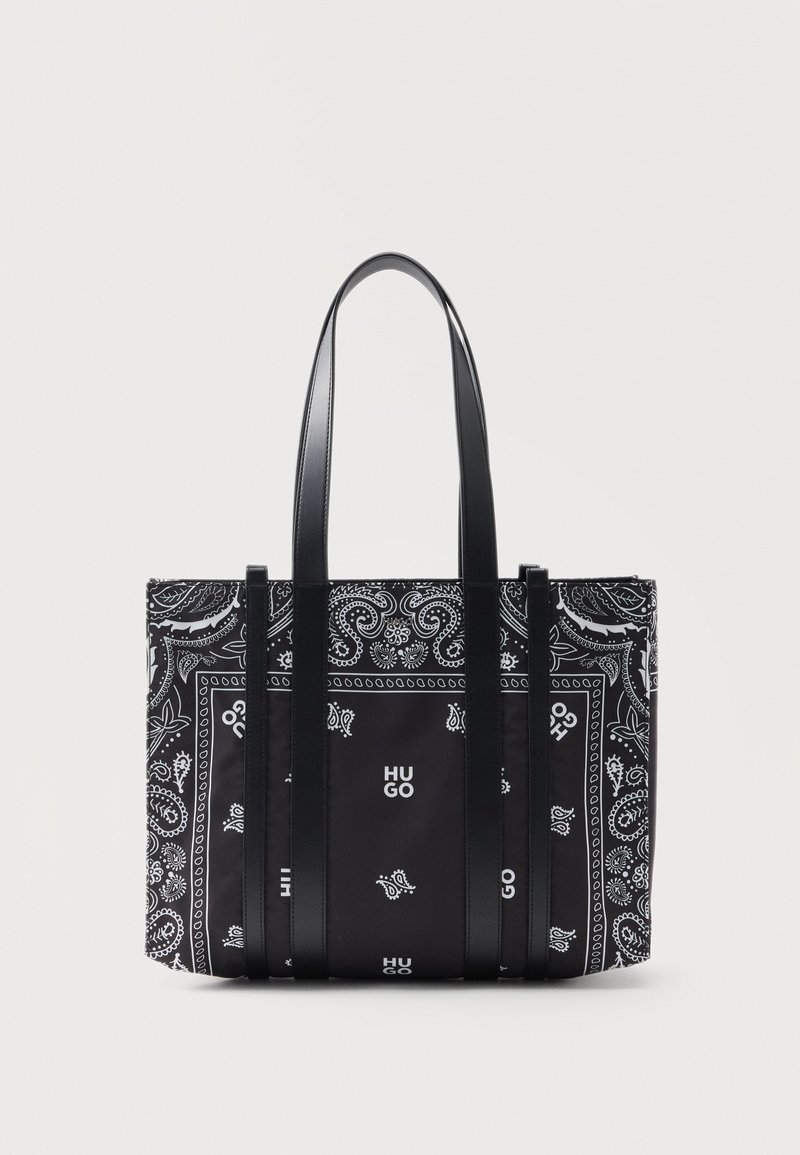 Sac cabas noir et blanc avec imprimé paisley et floral bandana, deux longues anses noires et logo "HUGO" au centre devant.