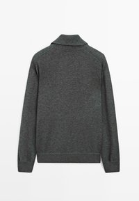 Maglione grigio scuro con colletto e maniche lunghe. Realizzato in un tessuto testurizzato, presenta una finitura liscia e sottili dettagli di cucitura.
