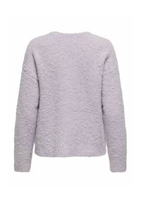 Fioletowy sweter o fakturze, z okrągłym dekoltem, opadającymi ramionami i długimi rękawami. Materiał ma miękkie, puszyste wykończenie.