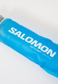 Salomon Soft Flask, 500 ml, med en flexibel blå silikonkropp och ett grått läckagesäkert lock. Djärv vit text över ytan.