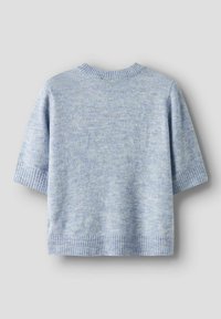 Helles Blaues Kurzarm-Pullover aus weichem Strickmaterial, mit einem gerippten Rundhalsausschnitt und Saum, leicht lockerer Passform und strukturierter Oberfläche.