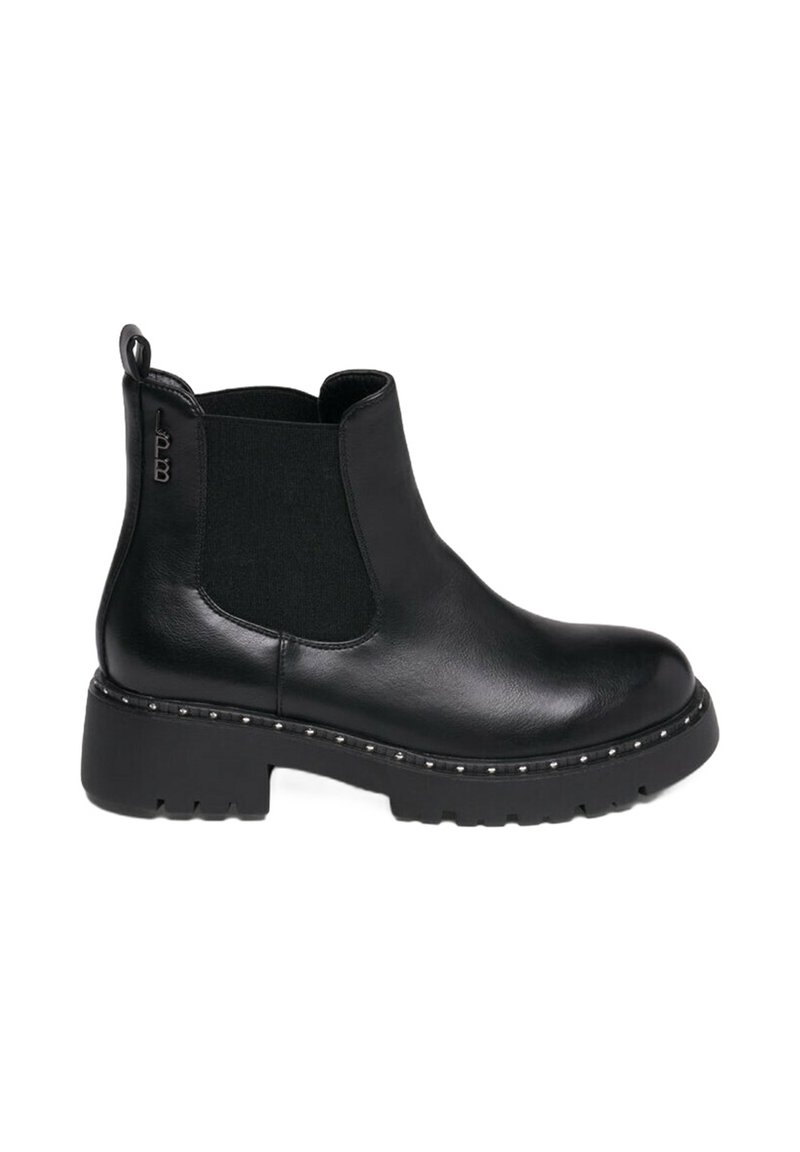 Bottines noires en cuir avec des panneaux élastiques sur les côtés, bout arrondi, talon bas et détails cloutés le long de la semelle ; texture lisse.