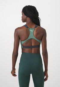 Puma 4KEEPS EVERSCULPT  - Športni modrček s srednjo podporo - eucalyptus