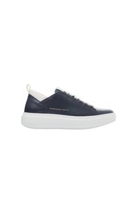 Baskets en cuir bleu marine avec une semelle en caoutchouc blanc, présentant un design épuré, des lacets décoratifs et une marque dorée sur le côté.
