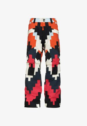 Pantaloni da neve in arancione, bianco, nero e un motivo geometrico rosa. Presentano ampie tasche e un tessuto resistente con una linea dritta.