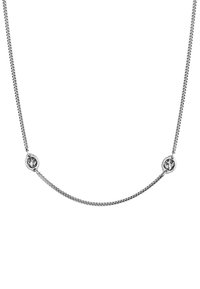 Silverfärgad kedja halsband med en vriden design, som har två cirkulära detaljer med ingraverade bladmönster, som visar en slät yta.