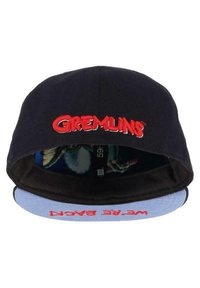 Schwarze Kappe mit roter Bestickung "GREMLINS" auf der Vorderseite. Hellblau gemusterter Schirm mit "WE'RE BACK" in Rot. Verstellbare Passform.